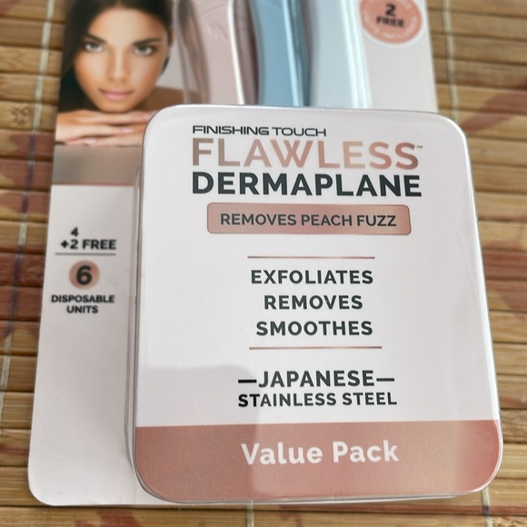 Flawless Dermaplane Exfoliator - Pink and Blue - Picture 2 of 3